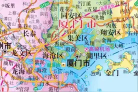 金门县有金门大桥，从厦门看可近了，小金门岛上三座山丘三足鼎立图片