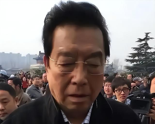 一月5万还不够花？86岁李双江仍在县城接商演，一旁轮椅惹人心疼