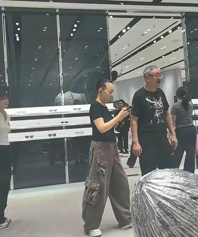 宋丹丹和老公赵玉吉在北京三里屯牵手逛街，两个人看起来太恩爱了