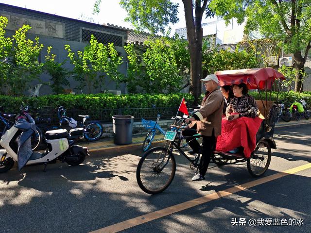 参观北京恭王府，过去一直觉得这是小景点，没想到游客居然这么多