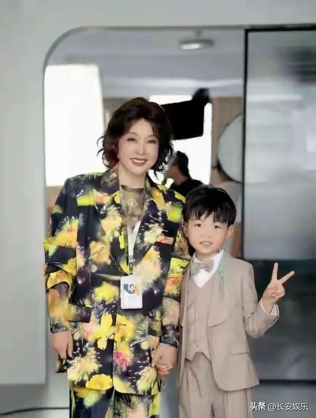 刘晓庆换新发型美到认不出，配上花西装，74岁嫩得像34岁
