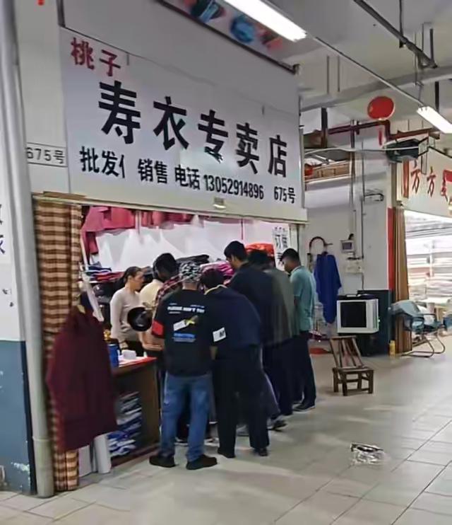 笑不活了！江苏一寿衣店被外国人疯狂抢购，原因竟是商店招牌
