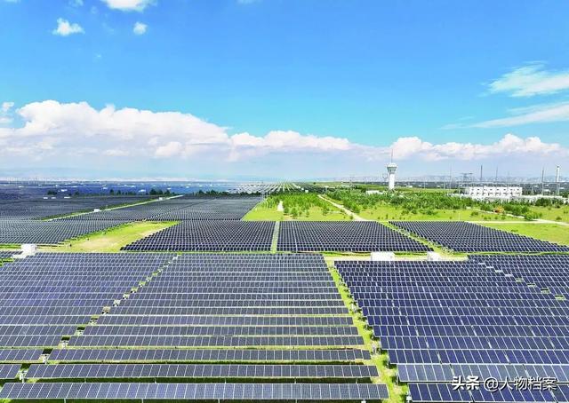 相当于20个三峡大坝，外媒突然发现，中国在沙漠里悄悄干了件大事
