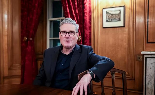 对中国有戒心？斯塔默专机落地神情紧张，随身携带的设备不简单