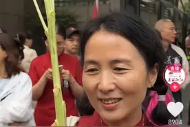 范进中举？考生出考场激动拥抱妈妈，妈妈遭到重摔，后续皆大欢喜图片