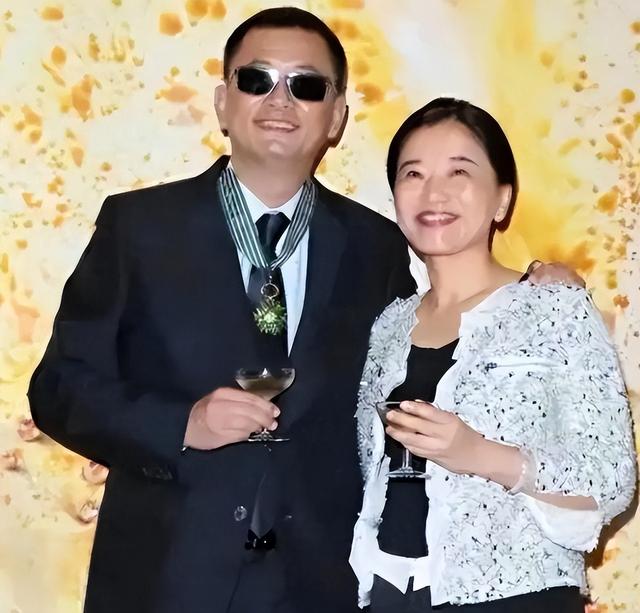 陪玩陪睡只是开胃菜，袭警、舔手指、集体嫖娼，背后的事捂不住了