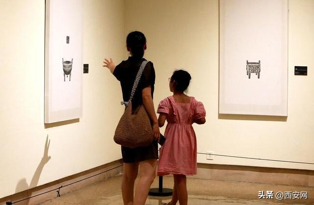 陕西省美术博物馆藏历代图像拓片精选展吸引参观者