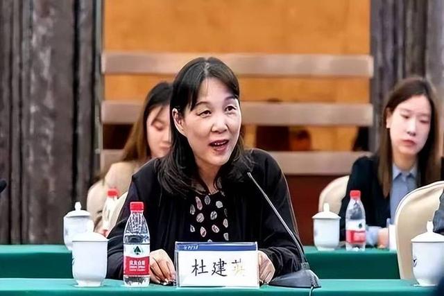 宗庆后出轨小21岁女下属，私照肤白貌美能力出众，难怪他把持不住