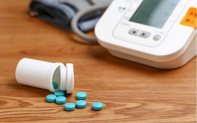 69岁老人中毒！医生：吃完降压药千万别碰它，中老年要谨记