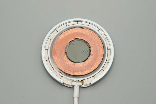 完美适配iPhone 17系列新机，谷歌25W Qi2.2磁吸无线充电器拆解