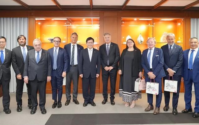局势已恶化，10国踩踏中国红线，中方枪打出头鸟，菲必须付出代价