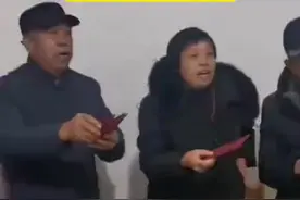 妈妈领着解清帅去认亲戚，七大姑八大姨一阵拉扯硬塞红包图片