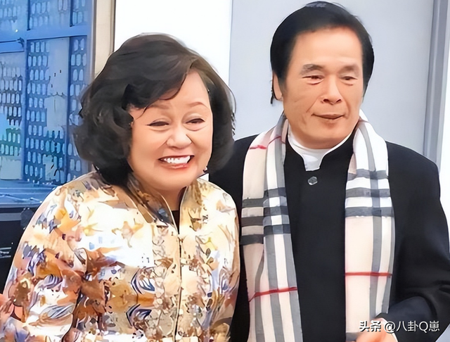 “6个老婆”同住一屋，每人每月7万零花钱，71岁又娶第七房小娇妻