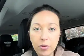 女儿总说“房里有怪物”，她找人砸开墙壁，竟找到足足5万只蜜蜂图片