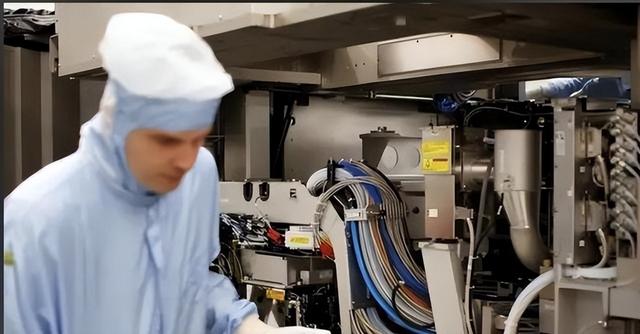 荷兰硬夺中资芯片公司，中国禁令反制，更糟的是：光刻机或遭停产