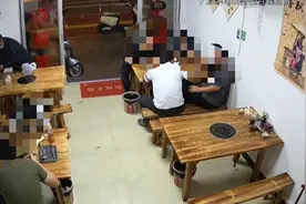 店主免费提供餐食 男子下跪致谢 律师：老板发视频的行为不妥图片