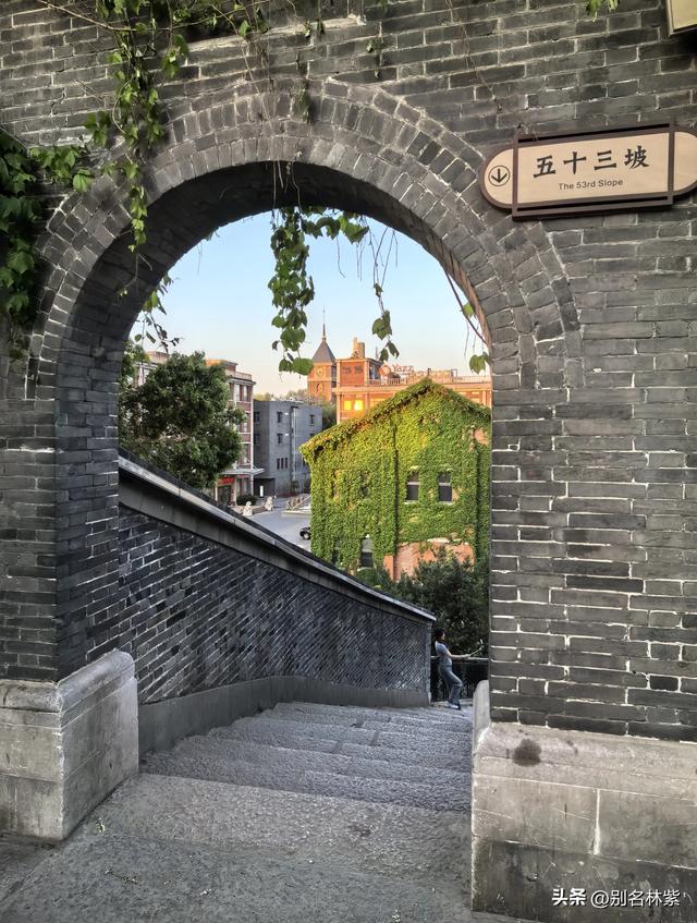 离开扬州在东站发生一件有惊无险的事，到镇江住青旅，游览西津渡