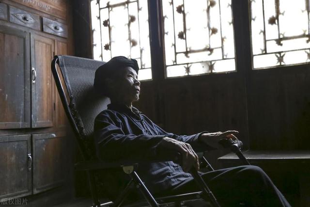 92年我吹牛说要娶女同学为妻，当晚她把我堵茅厕，非要我赌咒发誓