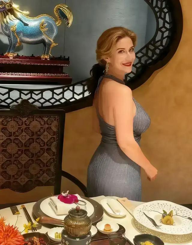 哇塞!这身材!这样貌!这腿!感觉她太吃亏了,根本没现实中好看