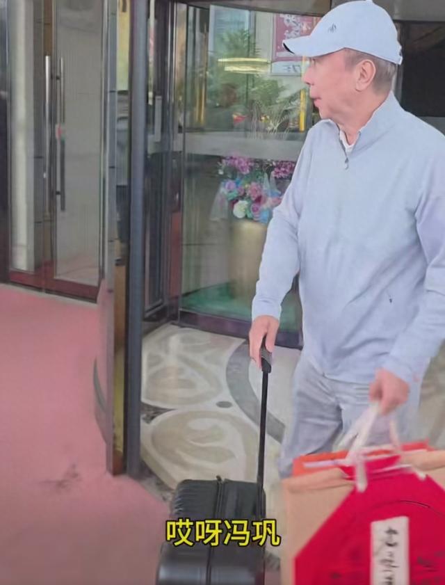 67岁冯巩去哥哥家过中秋，一句话说的直戳人心窝，让人想抹眼泪
