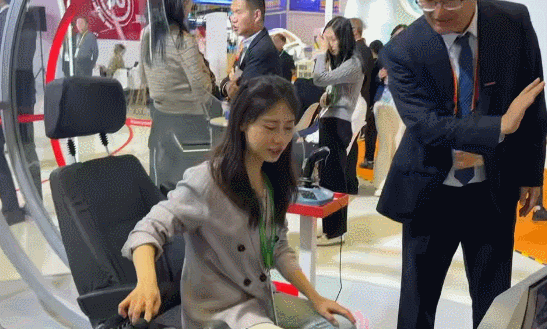 速看！中国石化AI人形机器人首次亮相2025进博会！