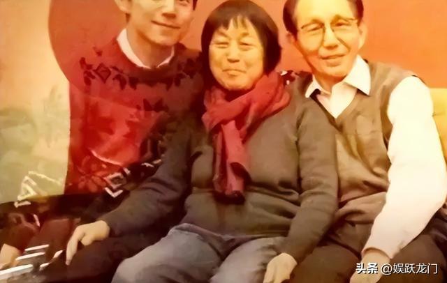 51岁无妻无子、半退休，不再隐瞒身体状况的何炅，给内娱提了个醒
