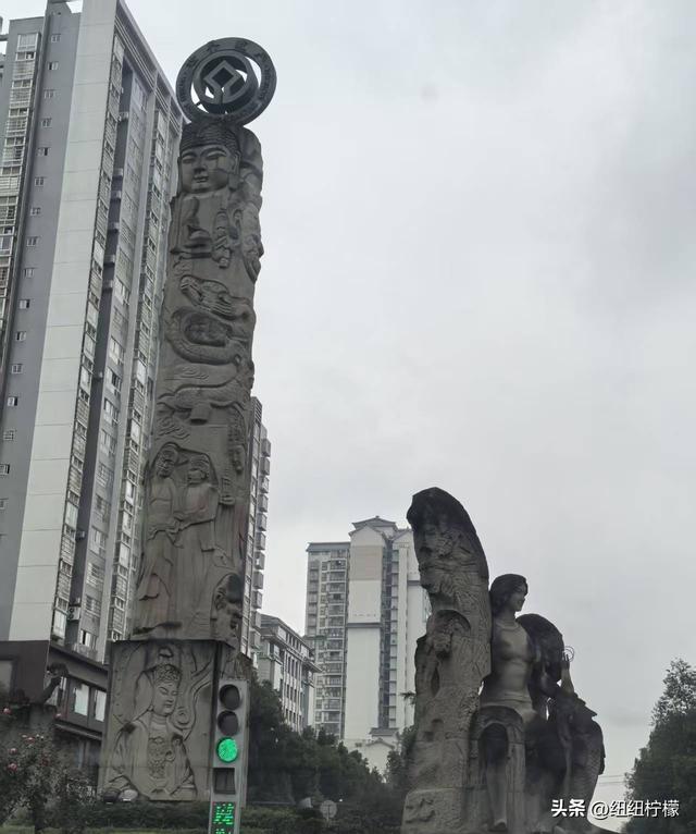 很多朋友到重庆大足区都优先选择到宝顶山石刻，忽略了北山石刻