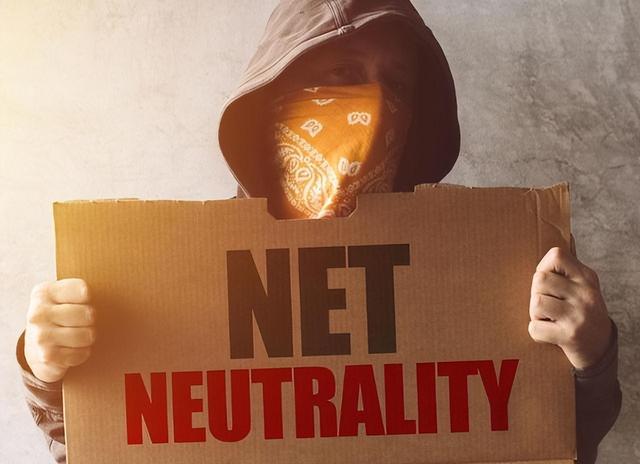 历史开了个玩笑，先倒下的不是乌克兰，而是百年中立的瑞士？