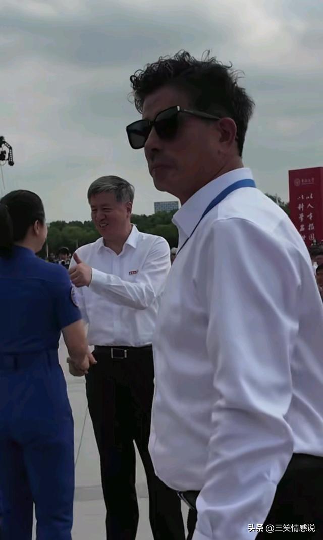 王浩泽现身东南大学开学典礼，安保戴防刺手套随行，留下三句嘱托
