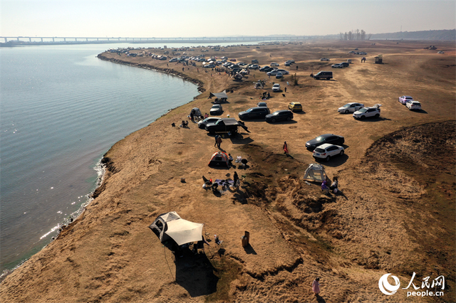 江西南昌：冬日露营正当时 市民驾车乐享自然