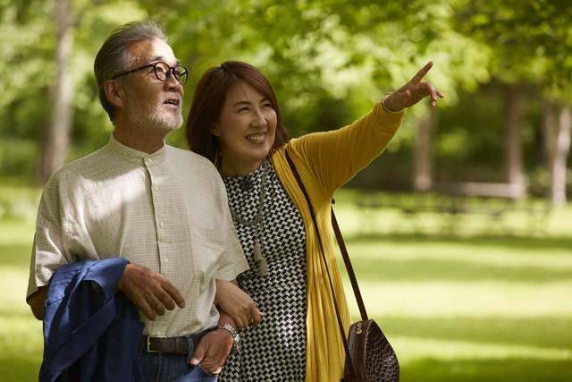 帮美女邻居抓老鼠，我钻进床下，却发现了一地的“玩具”