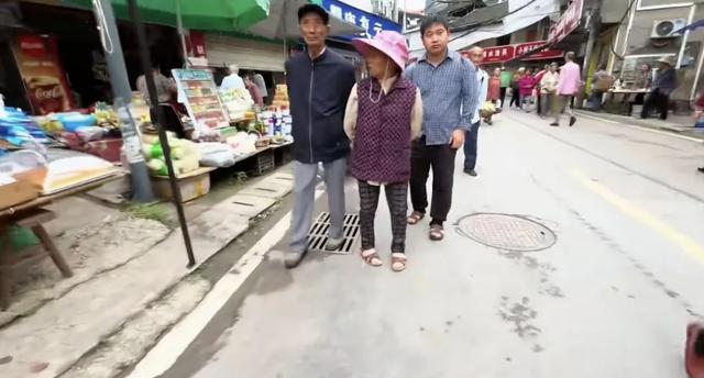 四川山村小镇赶场的真实景象，70后看了是什么感觉？