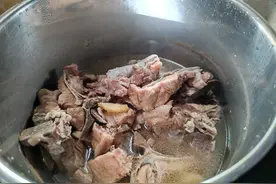 买猪骨头，内行专挑这2个部位，肉多不压称，价格才是排骨的一半图片