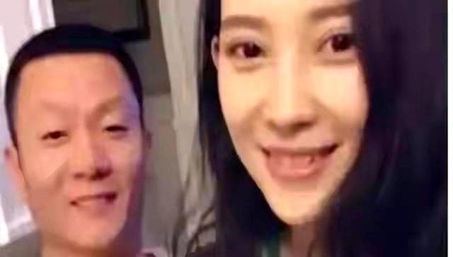 森林北原来还有儿子，难得带儿子出镜拍视频，儿子很害羞