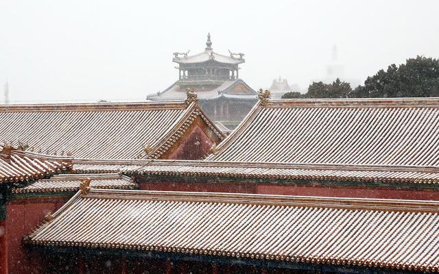 京城初雪拂过紫禁城的每一个角落 故宫红墙金瓦变身童话仙境