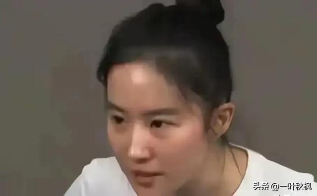 刘亦菲素颜出镜，与路人无差别	，网友：这才是真实状态