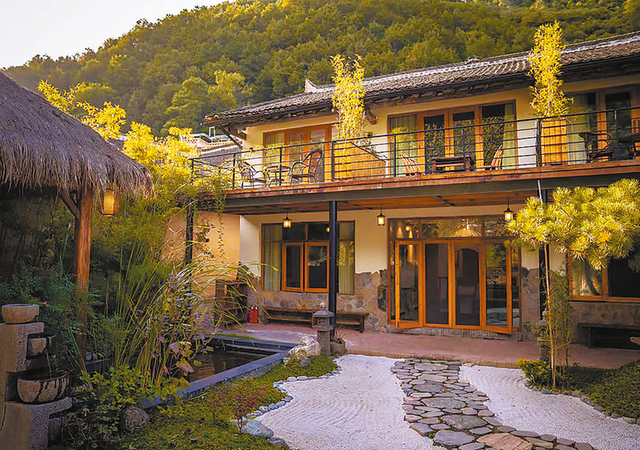 在孝义厅，与孟贯同闻溪声