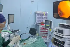 男友猛亲了一口女友耳朵，女生突然就听不清楚了！医生提醒图片