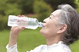 心梗与喝水有关？医生告诫：上了年纪的人，喝水时牢记“3不要”图片