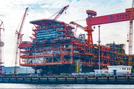 18000吨！西海岸制造！全球最大变质岩油田项目中心平台陆地建造完工图片