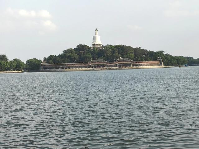 北京北海公园：都有哪些景点，绕湖走一圈看看。