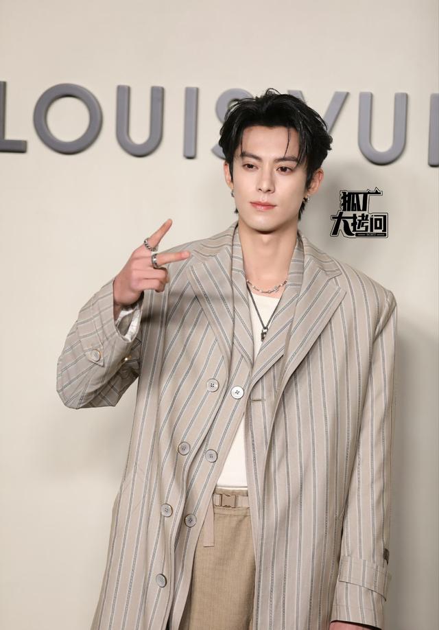 这一夜，全程冷脸、穿蓬蓬裙的巩俐，让所有人见识了她的江湖地位