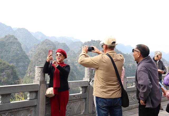 “万峰成林处 阳光黔西南”2025暖冬旅游主题专列首趟抵达兴义