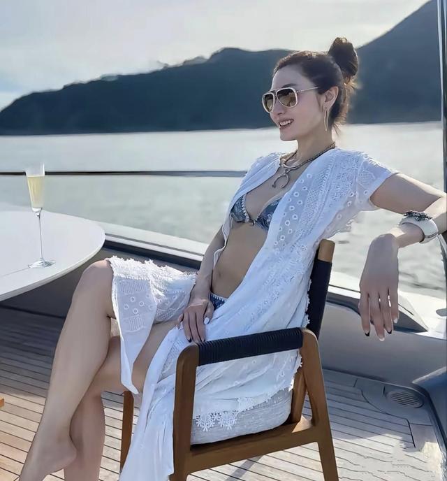 你们没有看错，这是52岁的李嘉欣，活出了大多女人梦想中的自己