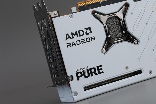 光栅游戏胜过RTX 5060 Ti，专业领域全面加速4倍领先！蓝宝石RX 9070 GRE极地OC显卡评测