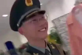 兵哥哥借用试衣间换装，身着军装走出后帅到店员图片