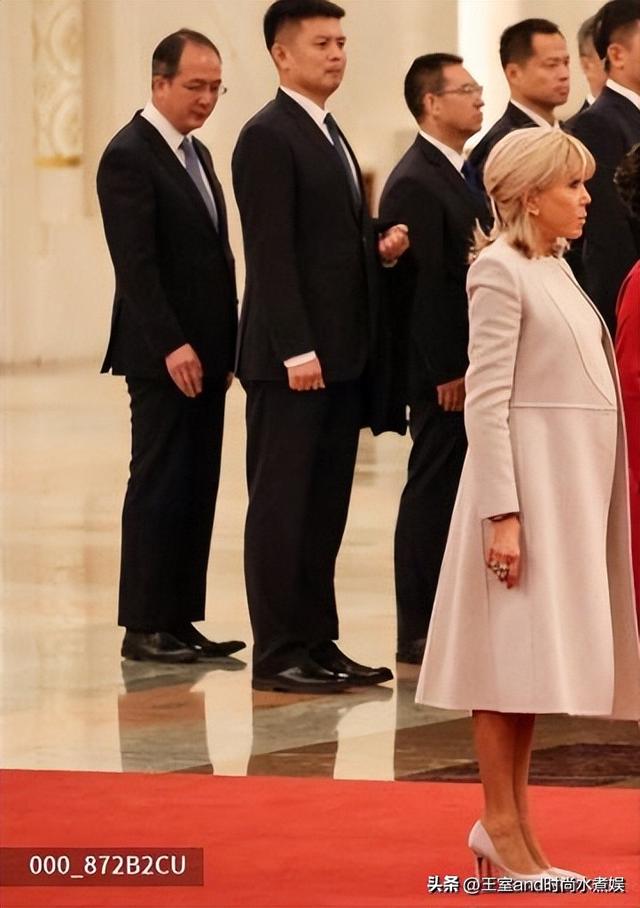 72岁布丽吉特访华第二天！白裙配10cm细高跟	，身姿挺拔，气质绝了