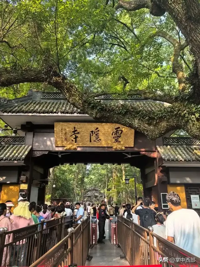 灵隐寺免票：千年古刹的“去商业化”破冰，还是流量经济的新叙事