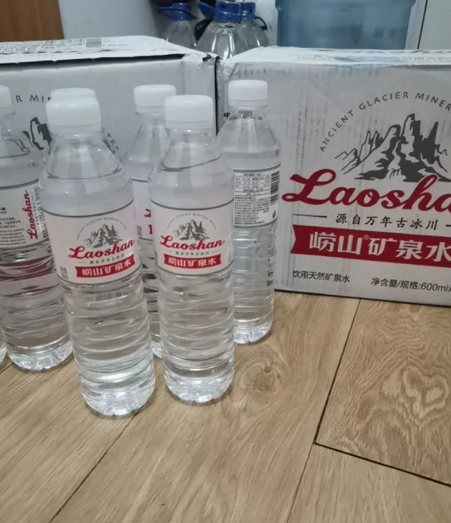 央视国宴上的那瓶水火了！不是娃哈哈，更不是农夫山泉