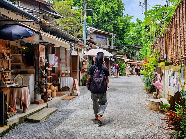 泰国旅游：日逛艺术村 夜游素贴寺（图）